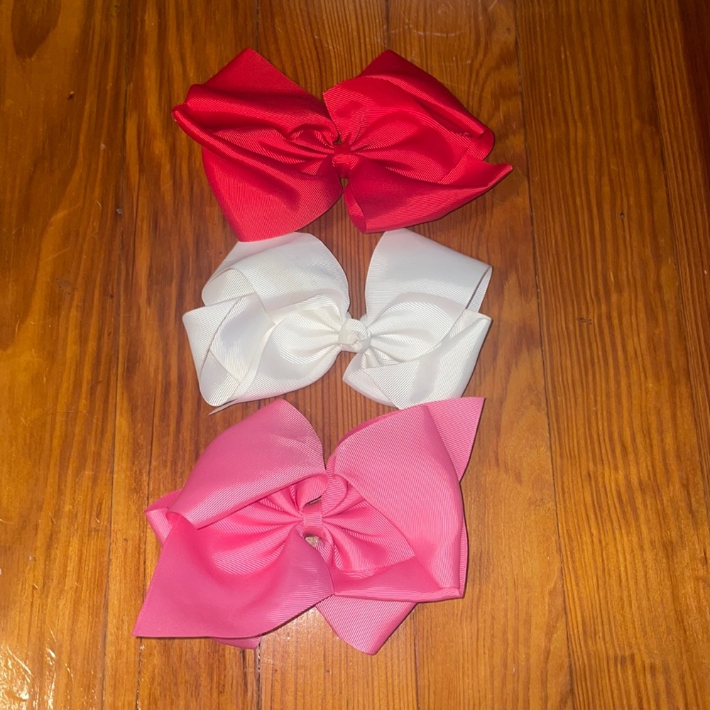Lot of 3 bows